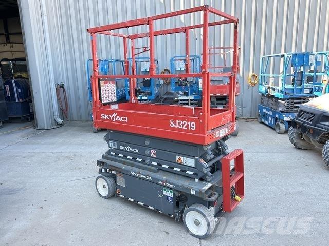 SkyJack SJ3219 رافعات مقصية الشكل