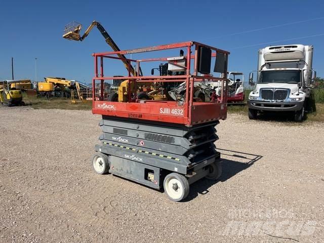 SkyJack SJ4632 رافعات مقصية الشكل