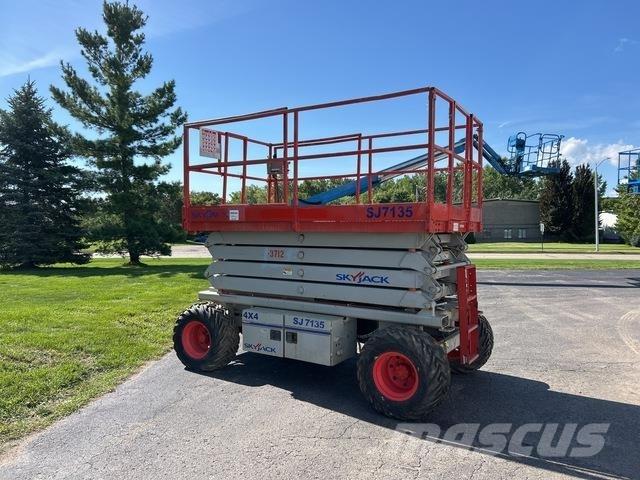 SkyJack SJ7135 رافعات مقصية الشكل