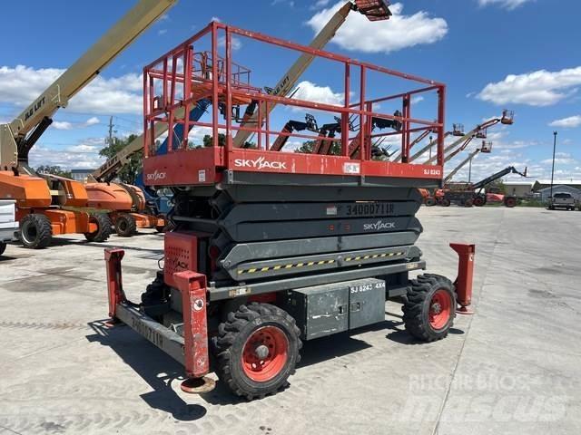 SkyJack SJ8243 رافعات مقصية الشكل