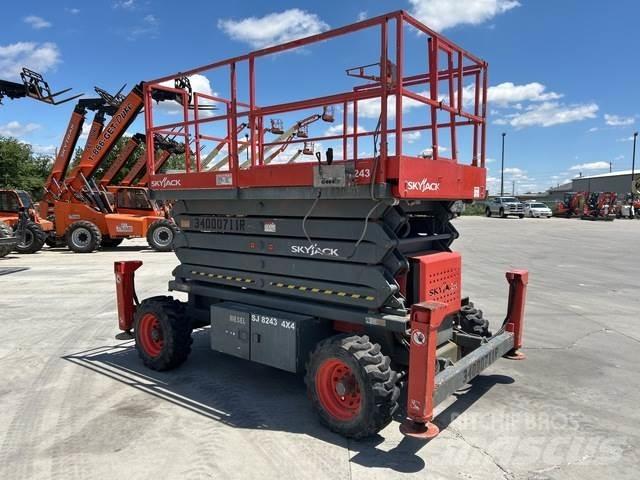 SkyJack SJ8243 رافعات مقصية الشكل