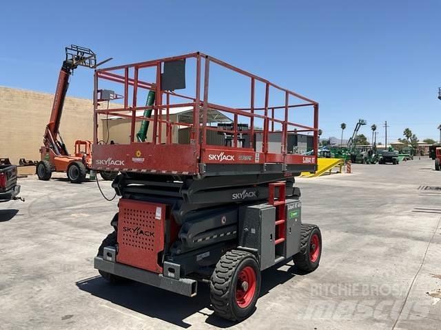 SkyJack SJ8841 رافعات مقصية الشكل