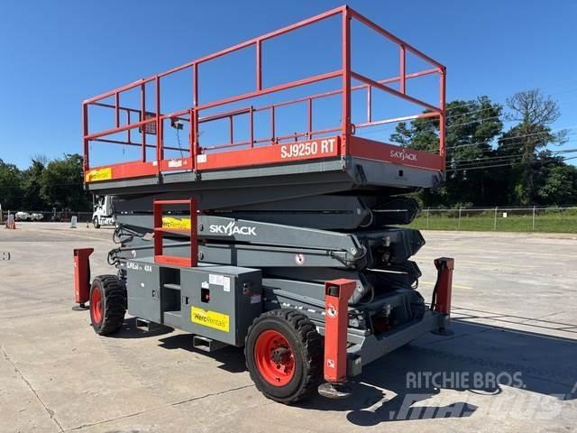SkyJack SJ9250 رافعات مقصية الشكل