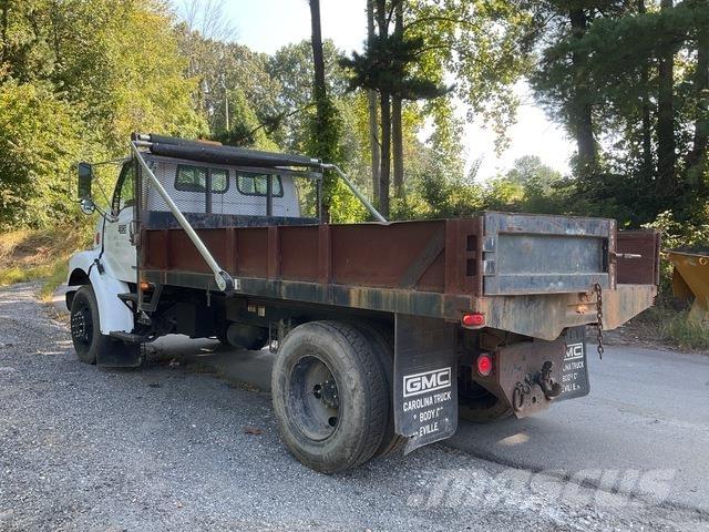 Sterling L7500 شاحنات قلابة