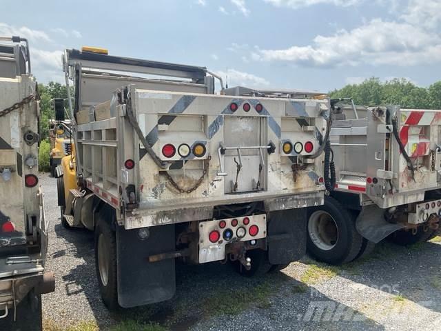 Sterling L8500 شاحنات قلابة