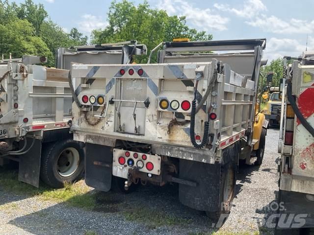 Sterling L8500 شاحنات قلابة