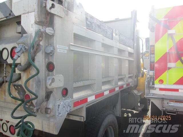 Sterling L8500 شاحنات قلابة