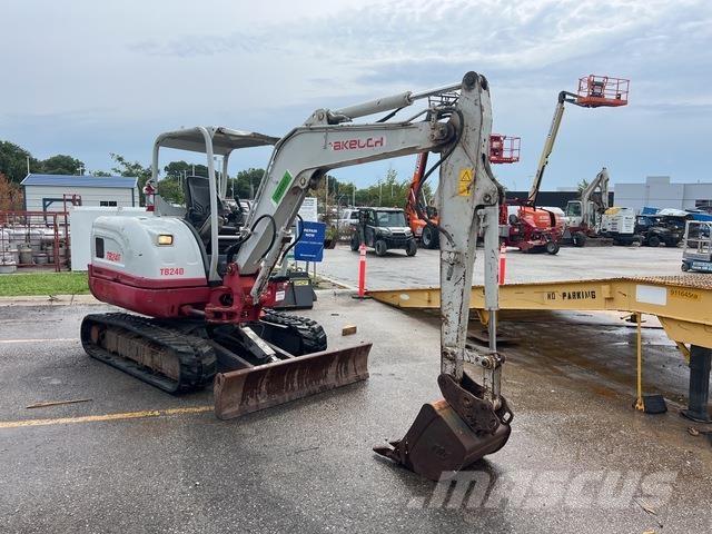 Takeuchi TB240 حفارات زحافة