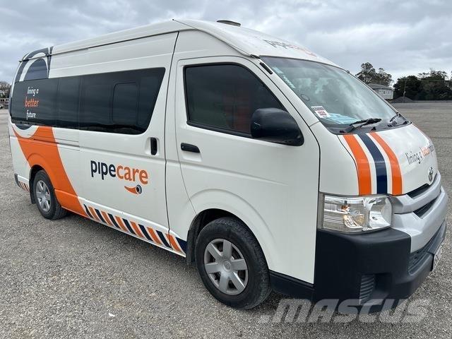 Toyota HiAce شاحنة مقفلة