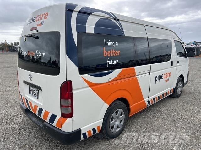 Toyota HiAce شاحنة مقفلة