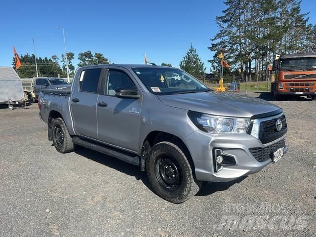 Toyota HiLux شاحنات خفيفة/مفصلية الجوانب