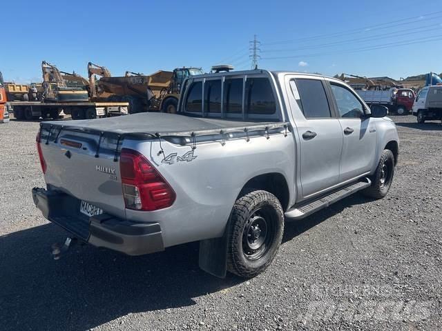 Toyota HiLux شاحنات خفيفة/مفصلية الجوانب