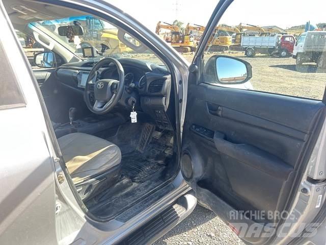 Toyota HiLux شاحنات خفيفة/مفصلية الجوانب