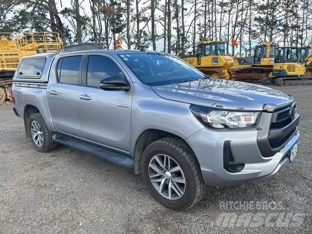 Toyota HiLux شاحنات خفيفة/مفصلية الجوانب