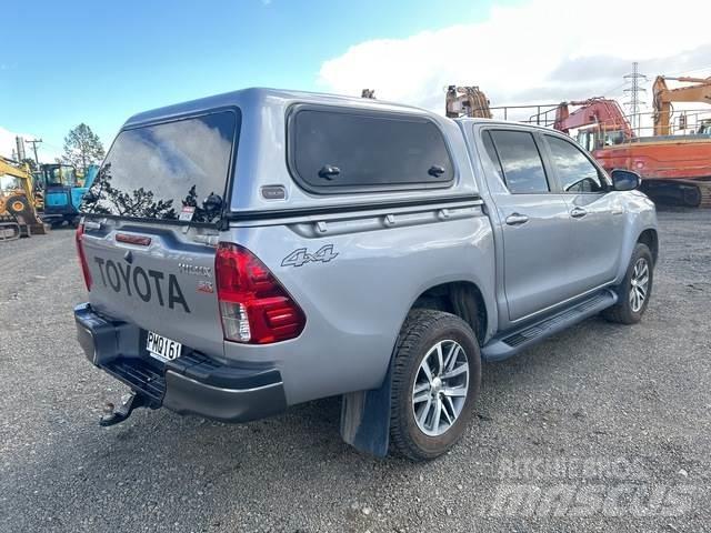 Toyota HiLux شاحنات خفيفة/مفصلية الجوانب