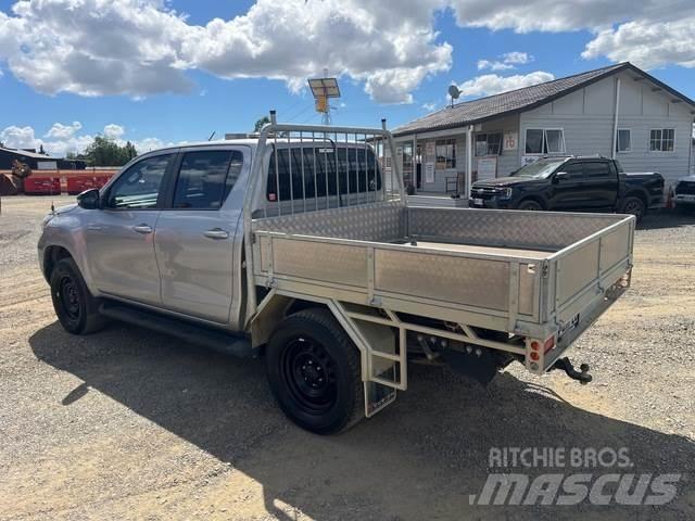 Toyota HiLux شاحنات خفيفة/مفصلية الجوانب