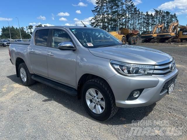 Toyota HiLux شاحنات خفيفة/مفصلية الجوانب
