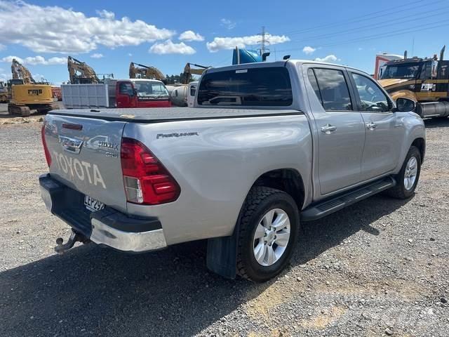 Toyota HiLux شاحنات خفيفة/مفصلية الجوانب