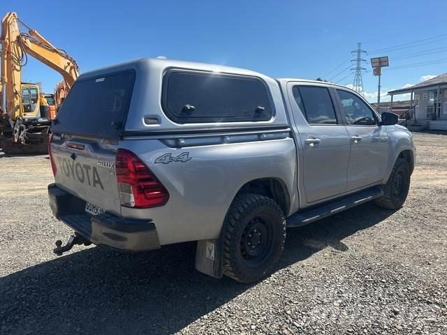 Toyota HiLux شاحنات خفيفة/مفصلية الجوانب