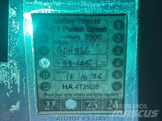 Toyota HiLux شاحنات خفيفة/مفصلية الجوانب