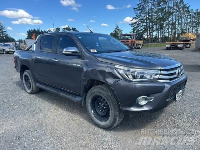 Toyota HiLux شاحنات خفيفة/مفصلية الجوانب