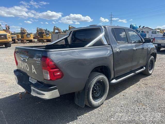 Toyota HiLux شاحنات خفيفة/مفصلية الجوانب