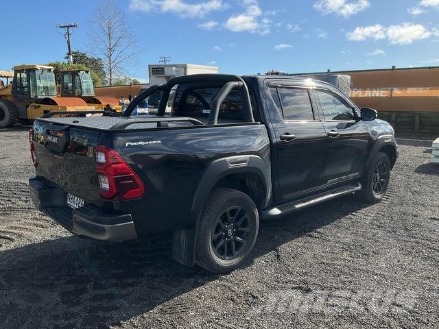 Toyota HiLux شاحنات خفيفة/مفصلية الجوانب
