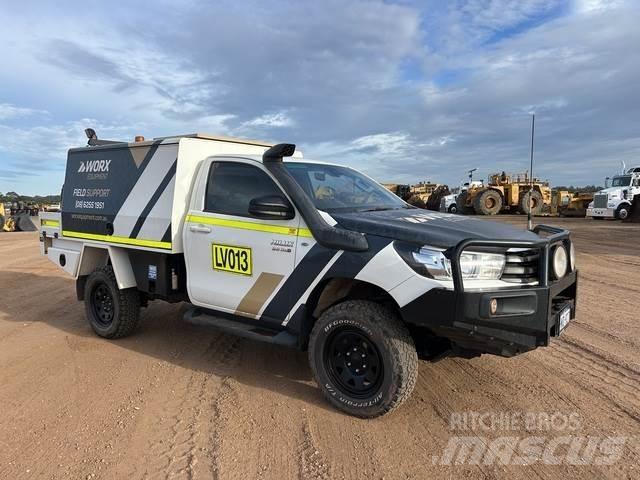 Toyota HiLux شاحنات خفيفة/مفصلية الجوانب