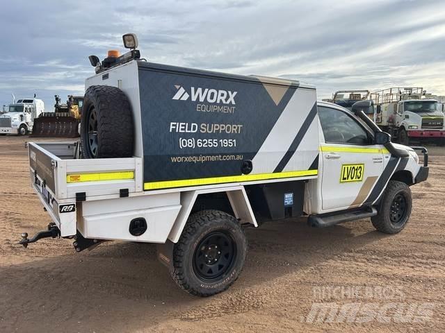 Toyota HiLux شاحنات خفيفة/مفصلية الجوانب