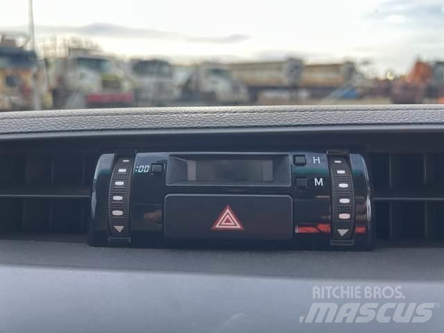 Toyota HiLux شاحنات خفيفة/مفصلية الجوانب