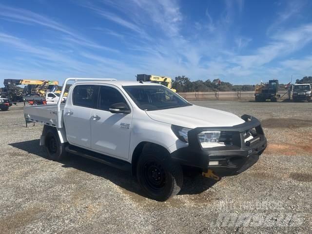 Toyota HiLux شاحنات خفيفة/مفصلية الجوانب