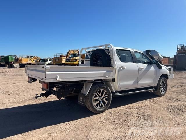 Toyota Hilux شاحنات خفيفة/مفصلية الجوانب