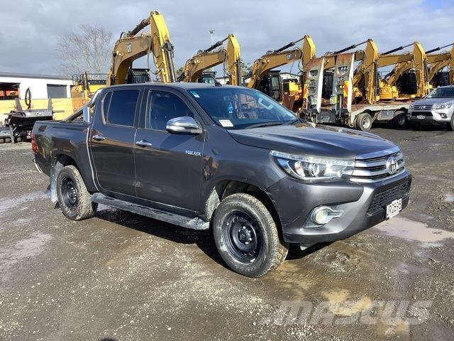 Toyota HiLux شاحنات خفيفة/مفصلية الجوانب