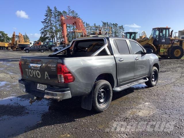 Toyota HiLux شاحنات خفيفة/مفصلية الجوانب