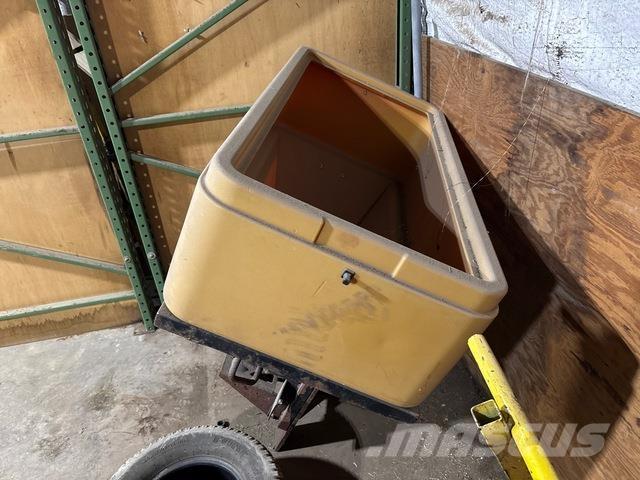  Trailhawk 750 معدات نشر الرمال والملح