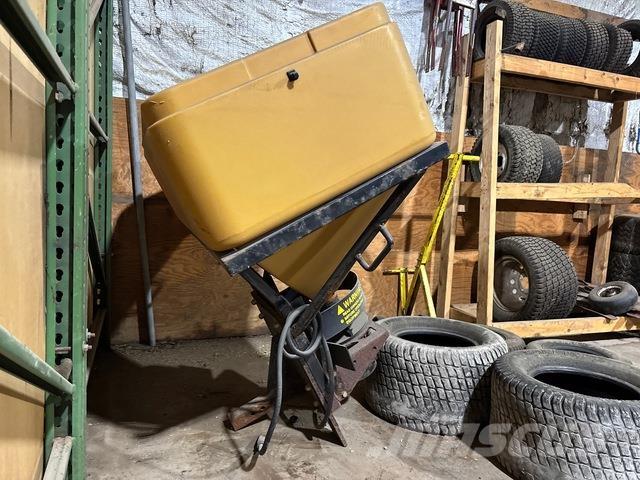  Trailhawk 750 معدات نشر الرمال والملح