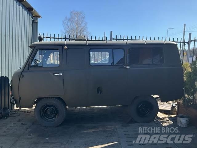  UAZ 452A3 شاحنة مقفلة