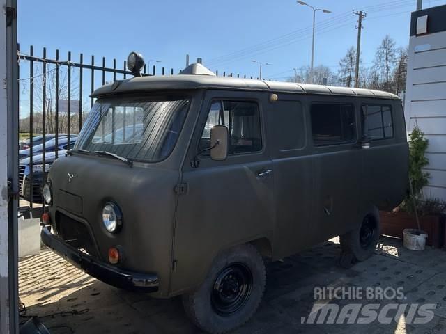  UAZ 452A3 شاحنة مقفلة