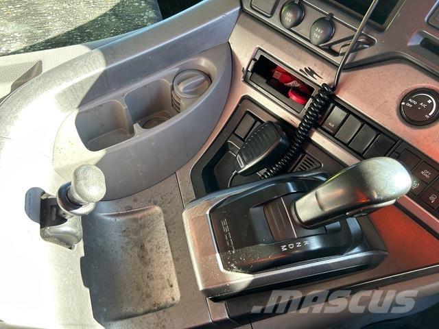 UD CD 25 360 شاحنات بغطاء جانبي