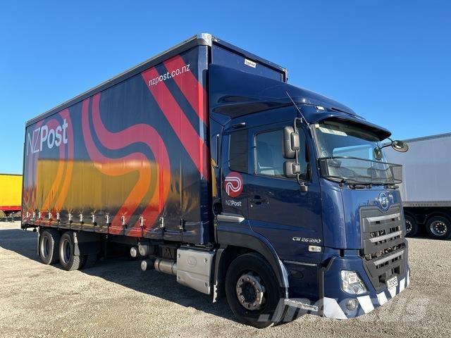 UD CW 26 390 شاحنات بغطاء جانبي