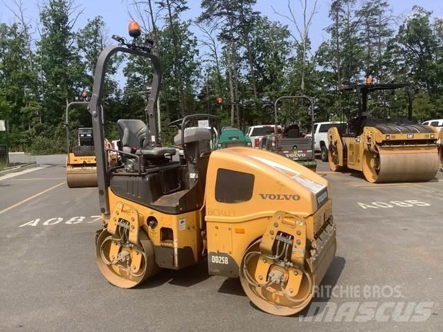 Volvo DD25B مداحل ثنائية الاسطوانة