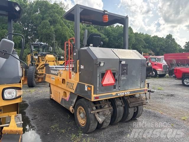 Volvo PT125C مداحل ذات إطارات هوائية