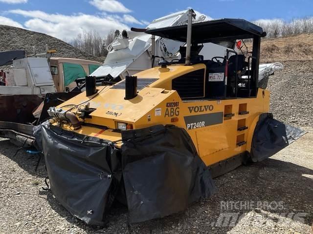Volvo PT240R مداحل ذات إطارات هوائية