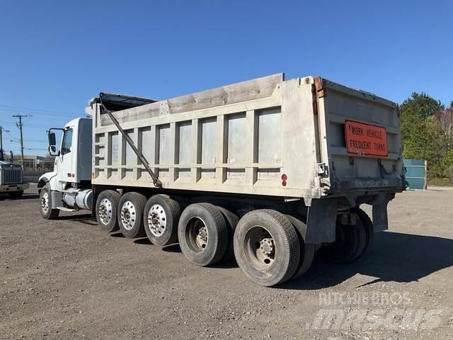 Volvo VHD شاحنات قلابة