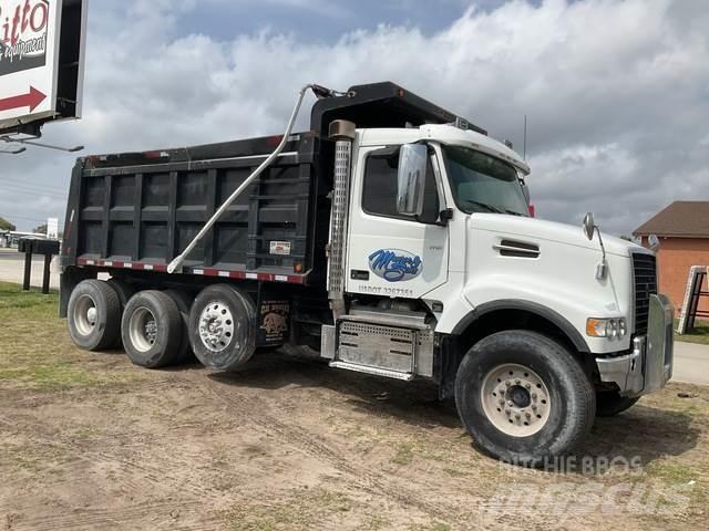 Volvo VHD شاحنات قلابة