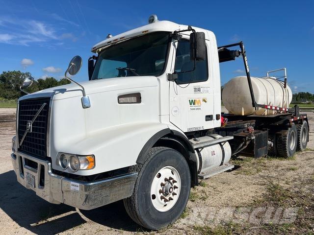 Volvo VHD64 شاحنات لوادر