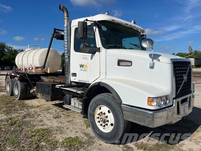 Volvo VHD64 شاحنات لوادر