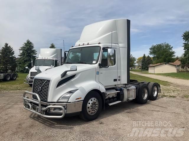 Volvo VNL 300 وحدات الجر