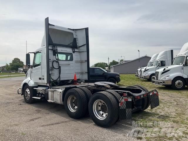 Volvo VNL 300 وحدات الجر