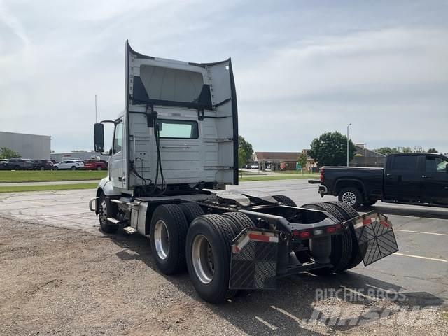 Volvo VNL 300 وحدات الجر